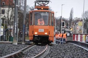 Linie 3 fährt auf neuen Gleisen: Bauarbeiten bei Zwickauer Straßenbahn beendet - Der Schleifwagen der Zwickauer Straßenbahn auf dem sanierten Gleisabschnitt im Bereich der Haltestelle „Brauerei“. Zwischen Max-Pechstein- und Talstraße wurde in den zurückliegenden sieben Monaten ein 950 Meter langer Gleisabschnitt modernisiert. Einschließlich zweier Haltestellen, die barrierefrei umgebaut wurden.