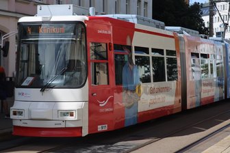 Linie 4 in Zwickau: Statt der Straßenbahn fahren Busse - Die Straßenbahn der Linie 4 wird ab Montag zum Teil durch Busse ersetzt.