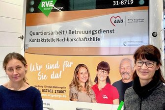 Linienbus auf Werbetour für Quartiersarbeit der Awo Erzgebirge - Kerstin Klöppel (r.) und Franziska Hänel von der Awo Erzgebirge werben auf einem Bus für ein besonderes Angebot des Quartiersbüros in Stützengrün. 