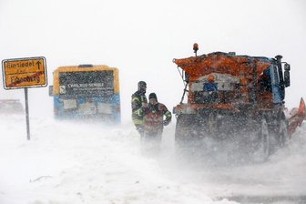 Linienbus bleibt zwischen Eibenberg und Berbisdorf in Schneewehe stecken -