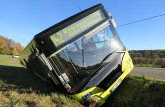 Linienbus landet bei Wildenfels im Graben - Ein Linienbus ist am Freitagnachmittag auf der Verbindungsstraße zwischen Hartenstein und Wildenfels im Seitengraben gelandet.