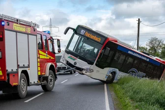 Linienbus rutscht bei Wendemanöver in Reichenbach in Straßengraben - In Reichenbach ist ein Linienbus in einen Straßengraben gerutscht.
