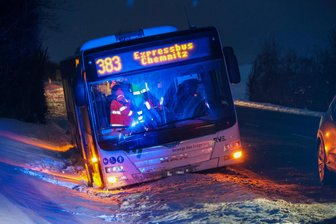 Linienbus rutscht im Erzgebirge in Straßengraben: Autobahnzubringer voll gesperrt - Der Bus kam in Höhe einer Schneewehe von der Straße ab.