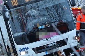 Linienbus rutscht in Straßengraben - Am Freitagmorgen rutschte ein Bus auf der Ortsverbindungsstraße zwischen St. Egidien und Lobsdorf von der Straße.