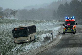 Linienbus unweit der Reuther Linde von glatter Straße gerutscht - 