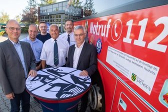 Linienbus wirbt fürs Ehrenamt - Gemeinsam engagiert fürs Ehrenamt: POB-Geschäftsführer Thomas Schwui, Mario Duda vom THW Reichenbach, Mischa Müller von der Werbeagentur SD Verkehrsmedien, Andreas Schubert vom Kreisfeuerwehrverband, Kreisjugendfeuerwehrwart Steve Groh und Landrat Rolf Keil (CDU).