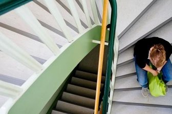 Linke bekräftigen Forderung nach Frauenschutzhaus - Für Frauen in Notsituationen - hier ein Symbolfoto - reichen die bestehenden zwei Frauenschutzwohnungen im Landkreis aus Sicht der Kreistagsfraktion der Linken nicht aus. 