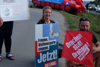 Linke fahren roten Panzer für Frieden auf - 