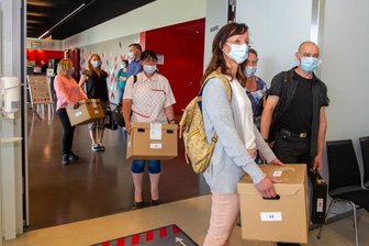 Linke fordert Buchmann-Rückzug - Wahlhelfer brachten am Sonntagabend die ausgezählten Stimmen der OB-Wahl zur Auswertung in die Festhalle. Die Wahlbeteiligung lag um rund sieben Prozentpunkte höher als im ersten Wahlgang vor sieben Jahren. 