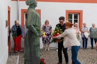 Linke gedenken Clara Zetkin - Am Denkmal für Clara Zetkin vor der Alten Dorfschule in Wiederau legten unter anderem Linken-Landesvorsitzender Stefan Hartmann und die Kreisvorsitzende Marika Tändler-Walenta Blumen nieder. 