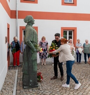 Linke gedenken Clara Zetkin - Am Denkmal für Clara Zetkin vor der Alten Dorfschule in Wiederau legten unter anderem Linken-Landesvorsitzender Stefan Hartmann und die Kreisvorsitzende Marika Tändler-Walenta Blumen nieder. 