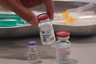            Corona-Impfstoff der Hersteller Biontech/Pfizer, Astrazeneca und Moderna in einem Impfzentrum.