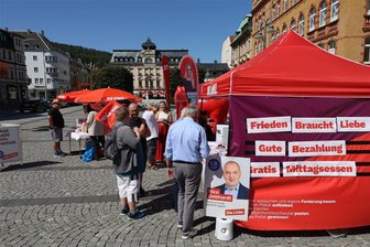 Linke im Wahlkampf auf Auer Altmarkt: Für uns zählt jede Stimme - Die Linke hatte am Samstag mit allen fünf Direktkandidaten aus dem Erzgebirge auf dem Altmarkt in Aue Stellung bezogen.