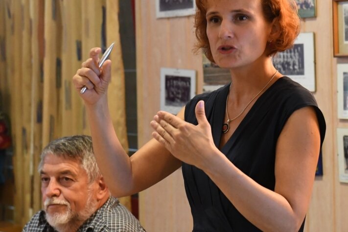 Linke kämpft in Schwarzenberg - Katja Kipping, die Parteivorsitzende der Linken, hat im erzgebirgischen Schwarzenberg mit Menschen aus der Region diskutiert.