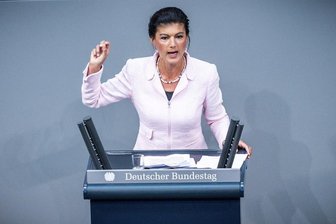Linke-Streit um Sahra Wagenknecht spitzt sich zu - Bartsch will nicht zurücktreten - "Viel Zustimmung aus der Bevölkerung": Sahra Wagenknecht (Linke) während ihrer Bundestagsrede zum "Wirtschaftskrieg".