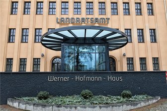 Linke wollen Kreis-Sozialausschuss: Vereine sollen stärkere Stimme bekommen - Geht es nach den Kreis-Linken, dann sollen soziale Themen künftig nicht nur im Landratsamt (Symbolbild), sondern stärker auch im Kreistag behandelt werden. 