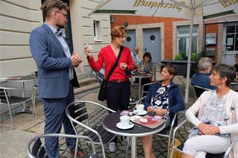 Linke ziehen Straßenwahlkampf in Reichenbach eiskalt durch - Katja Kipping und Johannes Höfer beim Straßenwahlkampf im Reichenbacher Eiscafé "La Vie". Die Linken-Wahlkämpfer waren an diesem Tag zuvor beim Sachsendruck in Plauen gewesen.