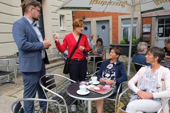 Linke ziehen Wahlkampf eiskalt durch - Katja Kipping und Johannes Höfer beim Straßenwahlkampf im Reichenbacher Eiscafé "La Vie". Die Linken-Wahlkämpfer waren an diesem Tag zuvor beim Sachsendruck in Plauen gewesen.