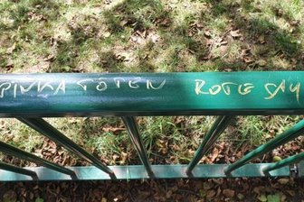 Linken-Politikerin erhält Morddrohung - Diesen Spruch haben Unbekannte auf ein Brückengeländer im Freiberger Albertpark geschmiert.