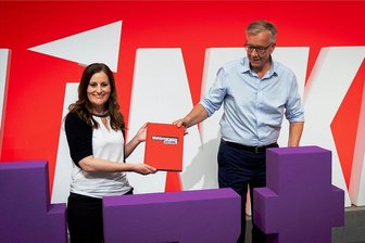 Linken-Wahlprogramm für die Bundestagswahl 2021: Klimafrage ist eine Klassenfrage - Die beiden Spitzenkandidaten für die Bundestagswahl, Janine Wissler und Dietmar Bartsch, mit dem Wahlprogramm in Berlin.