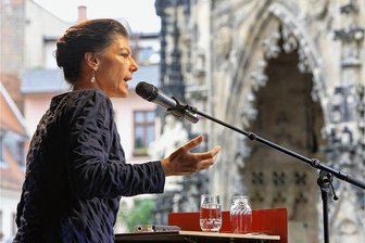 Linken-Zerreißprobe wegen Wagenknecht: Riss geht im Kreis Zwickau durch die Basis - 2021 machte Sahra Wagenknecht in Zwickau Wahlkampf für die damalige Bundestagskandidatin Sabine Zimmermann.