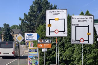Links gesperrt, rechts gesperrt: Mülsens Hauptstraße ist an beiden Seiten unpassierbar - Links und rechts sind derzeit Sackgassen auf der Mülsener Hauptstraße.