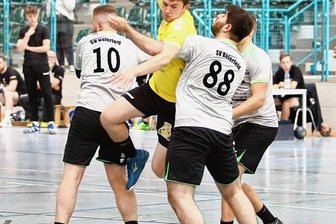 Linkshänder für Linkshänder - Philipp Ruppert vom HCAB - der hier in einem früheren Spiel von drei Beierfeldern attackiert wird - traf in Rodewisch achtmal.
