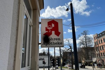 Linksradikale machen aus Chemnitzer Mohren-Apotheke „Ohren-Apotheke“ - Linksradikale besprühten das Logo der Mohren-Apotheke in Chemnitz.