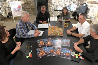 Lions-Adventskalender in Freiberg: Das 1. Türchen ist geöffnet - In der Veranstaltungstonne der „Freien Presse“ wurden die Gewinnnummern der diesjährigen Aktion gezogen.