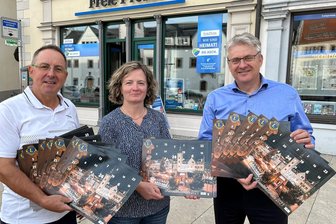 Lions Club Freiberg startet neue Kalenderaktion - Michel Hirschfeld (l.) und Martin Fischer vom Lions Club Freiberg mit Anett Hofmann vom "Freie Presse"-Shop.