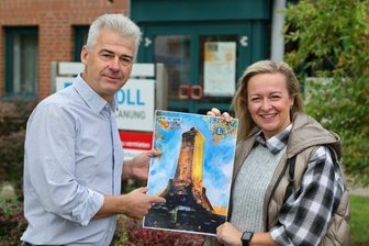 Lions Club in Glauchau: Wenn der Adventskalender zur Lotterie wird - René Stoll und Grit Esche vom Lions-Club präsentieren den Adventskalender, der wie eine Lotterie funktionieren soll.