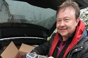 Lions Club sammelt 3000 Brillen - Mario Beckert von den Freiberger Löwen zählt 25 Kisten mit gespendeten Brillen. 