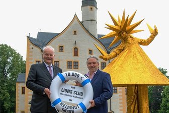 Lions Club wirft Rettungsring für Helmnot-Theater aus - Stephan Geupel vom Lions Club am Wasserschloss Klaffenbach (links) überreichte einen Rettungsring als Symbol für eine Geld-Spende an Helmnot-Theaterchef Dirk Grünig.