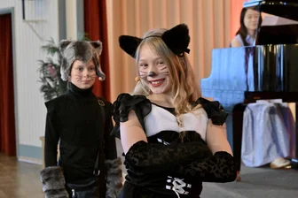 Lionsclub Aue-Schwarzenberg ermöglicht Konzert der Musikschule - Clara Schieck und Franz Oelmann interpretierten auf ihre Weise das „Katzenduett“ von Gioachino Rossini.