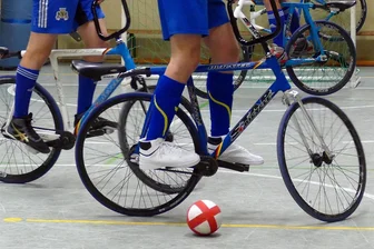 Lippersdorfer Radballer in der Verbandsliga eine Klasse für sich - In der Lippersdorfer Halle bekamen die Zuschauer wieder viele torreiche Partien zu sehen.