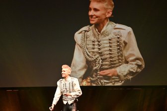Lisa Eckhardt in Zwickau: Über Demokratie und Fesselspiele - Lisa Eckhart in der Sparkassen-Arena: Das Brechen von Tabus ist ihr Konzept.