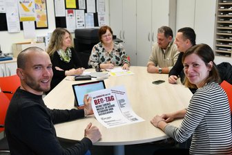 Lisa und Reik Reinhold bringen Berufsmesse nach Rochlitz - Das Organisationsteam bei einer Besprechung im Gymnasium. Vorne Reik Reinhold und Lisa Reinhold, hinten (v. l.) Lehrerin Anett Elzner, Schulleiterin Carsta Drehn und die Elternvertreter Michael Nitschke und Frank Zwinscher.