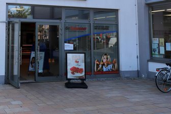 Listerien: Fleischerei Roßweiner mit Filialen in Freiberg, Siebenlehn und Freital ruft Knacker zurück - 2024 übernahm die Fleischerei Roßweiner die frühere Filiale von Hilbersdorfer Fleischwaren am Bahnhof in Freiberg.