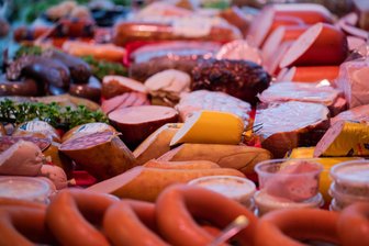 Listerien-Gefahr: Thüringer Fleischerei mit Filiale in Langenbernsdorf ruft Kümmel- und Knoblauchbratwurst zurück - Einen Produktrückruf hat die Fleischerei Oertel mit Sitz in Kauern (Landkreis Greiz) am Freitagabend veröffentlicht.
