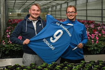 Litauischer "Ronaldo" verabschiedet sich mit Sondertrikot und Torjägerkanone aus Frankenau - Ronaldas Paulauskas (l.) und Robin Hänisch sind nicht nur Teamkollegen bei der SG Frankenau, sondern arbeiteten auch zusammen in der örtlichen Gärtnerei. Das speziell angefertigte Trikot ist sein Abschiedsgeschenk.