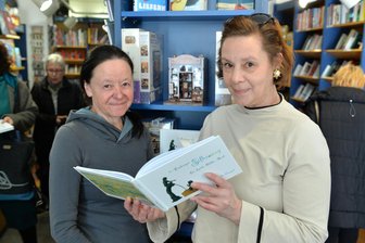 Literarische Liebeserklärung an die Bergstadt: Elke Hussel liest aus „Der Freiberger Silbenweg“ - Im Taschenbuchladen von Heike Wenige (l.) in Freiberg stellte Elke Hussel ihr neues Buch vor.