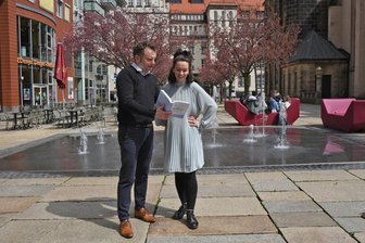 Literatur für Kinder und Eltern im Zeichen des kleinen Drachens - Ulrike Abraham und Christian Wobst sind flexibel. Wenn das Wetter es zulässt, kann die Arbeit des Zwei-Personen-Unternehmens auch mal an die frische Luft verlegt werden wie hier in der Chemnitzer City. 