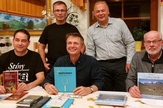 Literaturtreff der Partnerstädte: Premiere macht Lust auf mehr - Im Gasthof zum Döhlerwald stellten sich am Freitag die Schriftsteller Stephan Ernst (rechts), Michael Martin und Milan Hloušek (links) vor und lasen Kostproben aus ihren Büchern. Hinten die Moderatoren Vladislav Podracky (links) und Thorald Meisel.