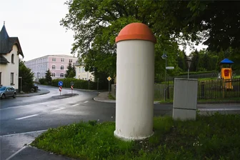 Litfaßsäule in Neumark saniert - Die Litfaßsäule hat ihren alten Glanz wieder, dank der Spende einer Neumarkerin.