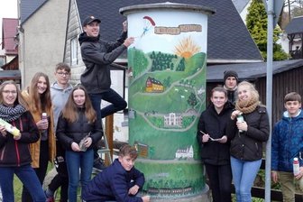Litfaßsäule weckt künstlerische Ader der Jugend - Die Gestaltung der lange Zeit ungenutzten Borstendorfer Litfaßsäule weckte die künstlerische Ader der Jugendlichen. 