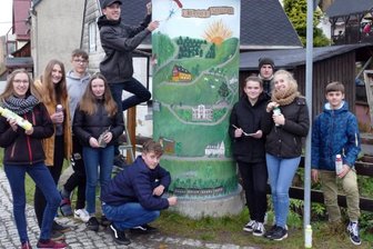 Litfaßsäule weckt künstlerische Ader - Die Gestaltung der lange Zeit ungenutzten Borstendorfer Litfaßsäule weckte die künstlerische Ader der Jugendlichen. 