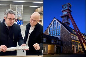 Lithium-Abbau: Schon 2026 könnten Arbeiten für größtes Bergwerk im sächsischen Erzgebirge beginnen - BMWE-Staatssekretär Stefan Rouenhoff (l.) und Zinnwald-Lithium-Chef Marko Uhlig im Bohrkern-Lager des Bergbauunternehmens. Rechts der Förderturm des früheren Arno-Lippmann-Schachts in Altenberg.