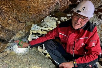Lithiumrausch in Zinnwald - Wolfgang Mende zeigt eine Lithiumader. Zwischen 100 und 300 Metern unter dem Besucherbergwerk soll lithiumhaltiges Erz abgebaut werden.