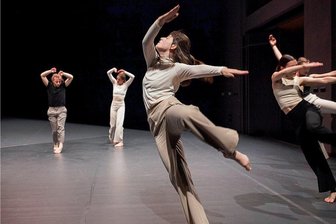 "Lithos": Keine Erlösung, aber Hoffnung beim Festival "Tanz Moderne Tanz" - Die polnische Tanzcompagnie "Materia": Szene aus "Lithos" von Jacek Owczarek.