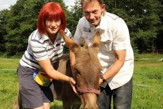 Little Buddy bekommt erfahrene Frau - Dagmar Sommer vom Eselhof Pöhla und Jörg Herrmann mit der Eselstute Leila. Bald zieht sie zu ihrem Bräutigam.